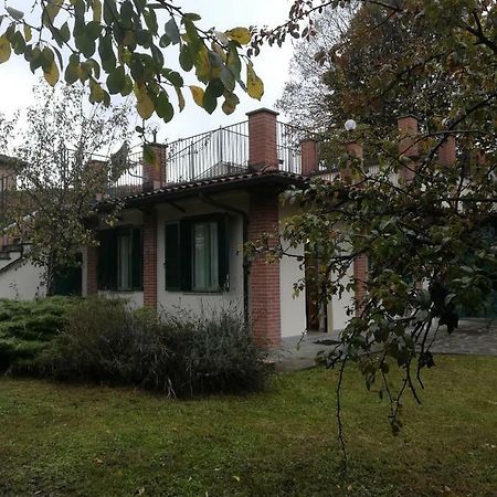 Al Vecchio Pero, Con Ampio Giardino Privato Villa La Morra Exterior photo