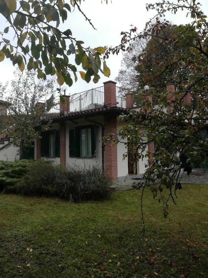 Al Vecchio Pero, Con Ampio Giardino Privato Villa La Morra Exterior photo